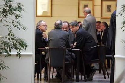 Los dirigentes de ERC Josep Lluís Carod Rovira, Josep Bargalló (de espaldas), Ernest Benach (a la derecha) y Joan Ridao, ayer en el Senado.