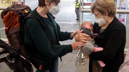 Carme, que vive en Valencia, conoce a su nieta de apenas mes y medio de edad en el andén de la estación del AVE. La madre vive en Segovia y no había podido viajar hasta hoy a Valencia.