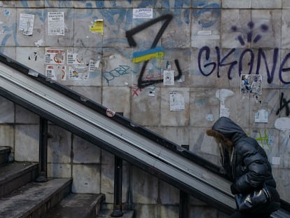 Una persona pasa delante de un grafiti con la letra Z que simboliza Rusia en la invasión de Ucrania, y alguien ha pintado sobre ella la bandera de Ucrania, en el centro de Belgrado, Serbia, el 13 de Enero, 2023.
