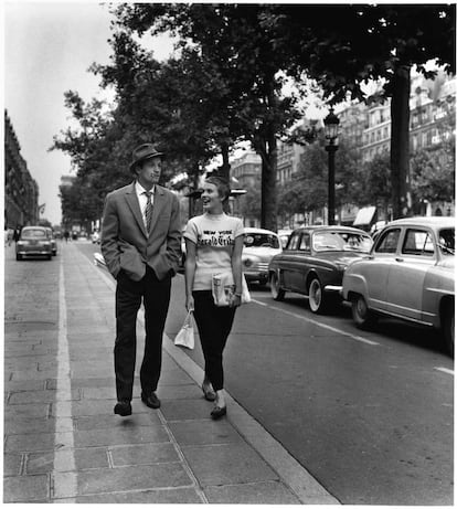 'A bout de souffle' ('Al final de la escapada', Jean-Luc Godard, 1960). Una película con trama de 'thriller', de bajo presupuesto y rodada con urgencia. Después del estreno, la revolución cinematográfica, la 'Nouvelle Vague' y la consagración de Godard como creador iconoclasta. Casi 60 años después, sus dos protagonistas, Jean-Paul Belmondo y Jean Seberg, convertidos en iconos del siglo XX mientras pasean por los Campos Elíseos.