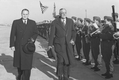 El estadounidense John Foster, secretario de Estado, y el ministro de Exteriores español, Fernando María Castiella, en la base de Torrejón de Ardoz (Madrid), en 1957.