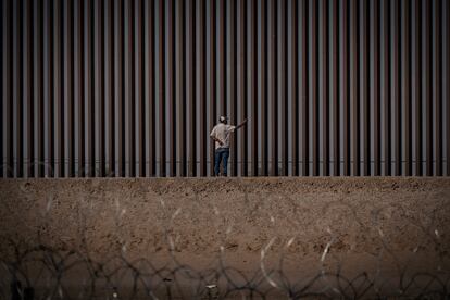 Algunas voces del Partido Republicano dan por hecho que la frontera quedará abierta de par en par, y que la invasión será inevitable. “La desinformación que, por motivos distintos, propagan los republicanos y los traficantes de personas está empujando a muchos a creer que ahora será más fácil que antes entrar. Me temo que miles de individuos que esperan al otro lado se atreverán a probar suerte", explica García. En la imagen, un migrante mira hacia Estados Unidos a través del cerco fronterizo en Ciudad Juárez.