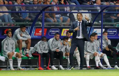 Entrenador del Real Madrid Julen Lopetegui da instraciones desde el banquillo.