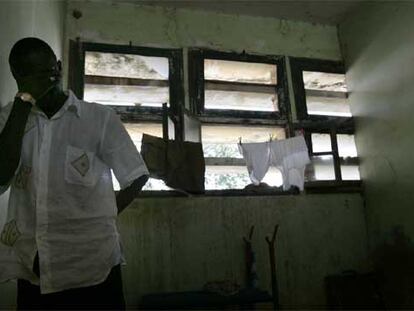 Saliou Fall, emigrante clandestino senegalés rescatado por un pesquero español, en una vivienda del puerto de Ziguinchor (Senegal).