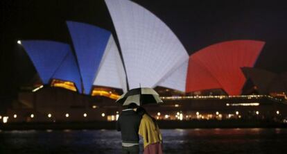 La ópera de Sydney, iluminada con los colores de la bandera francesa.