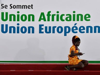 Una participante en la cumbre Unión Africana-Unión Europea este miércoles en Abiyán.