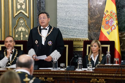 El fiscal general del Estado Álvaro García (centro), durante su discurso. 