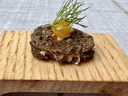 Bocadito de huevas de rodaballo con tuétano de chuleta. J.C. CAPEL