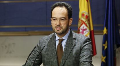El portavoz parlamentario del PSOE, Antonio Hernando, este jueves en el Congreso. 