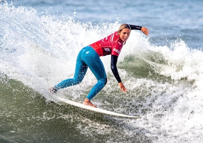 Nadia Erostarbe durante una competición de surf en Portugal el 30 de septiembre.