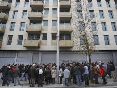 Una protesta de la PAH davant d'un edifici amb pisos buits a Barcelona.