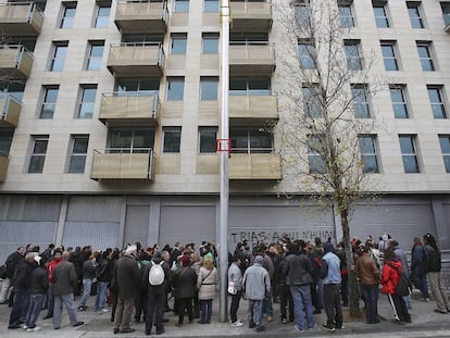 Una protesta de la PAH davant d'un edifici amb pisos buits a Barcelona.