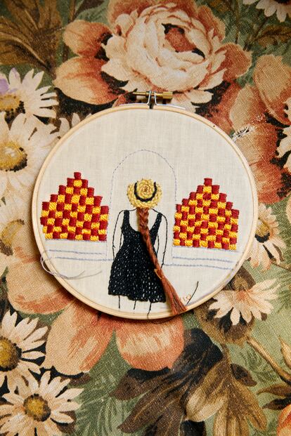 Bastidor con bordado casi terminado de una serie dedicada a mujeres de espaldas con sombrero.