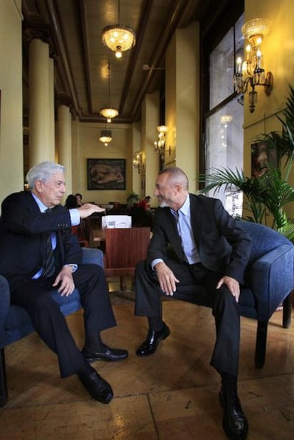Mario Vargas Llosa (izquierda) y Arturo Pérez-Reverte, durante la conversación.