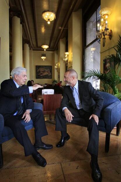 Mario Vargas Llosa (izquierda) y Arturo Pérez-Reverte, durante la conversación.