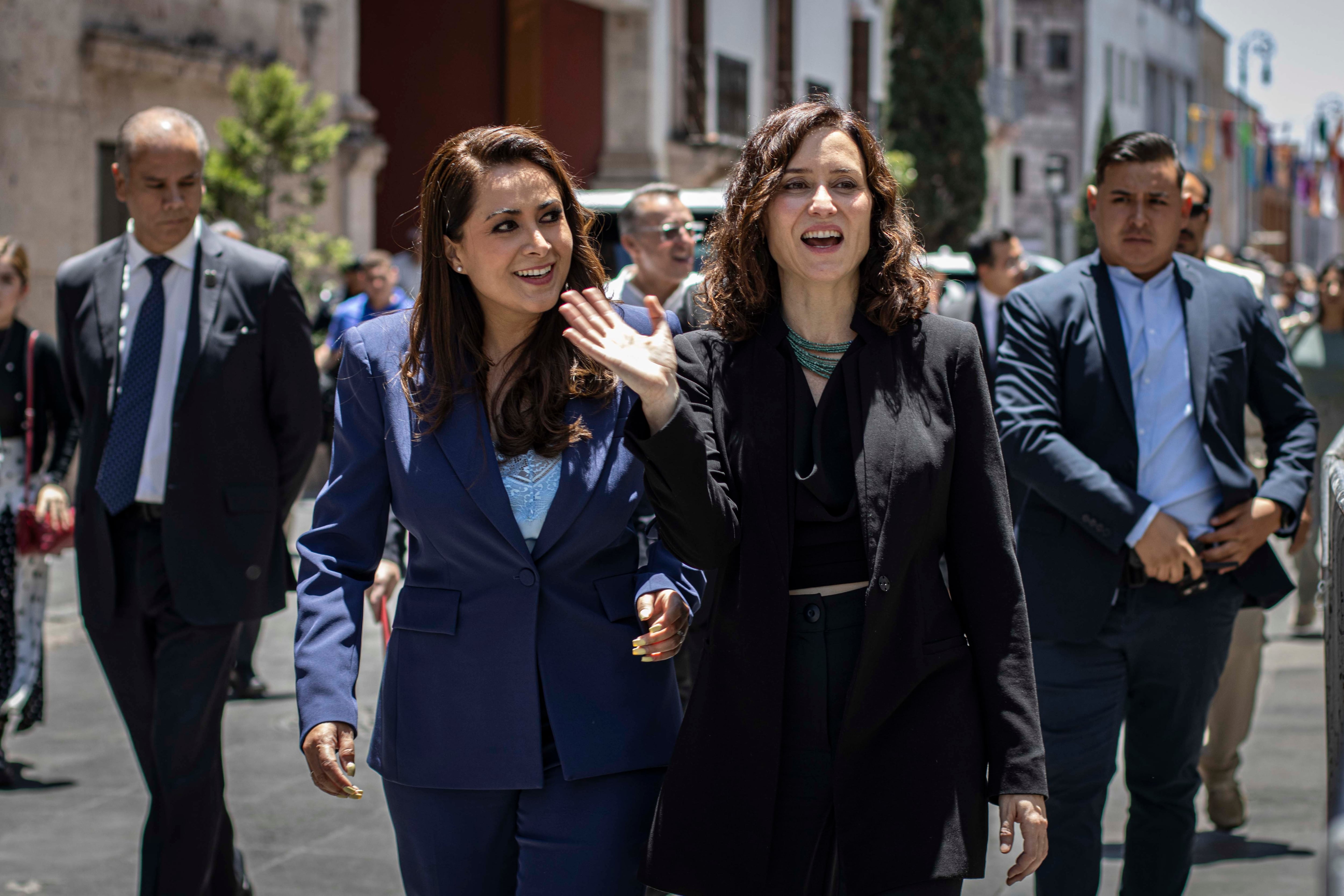 Tere Jiménez e Isabel Díaz Ayuso en el Zócalo de Aguascalientes, el 6 de mayo.