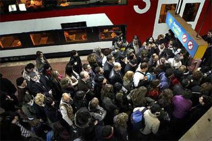 Un grupo de pasajeros hace cola ante una de las escaleras que llevan al vestíbulo de Sants.