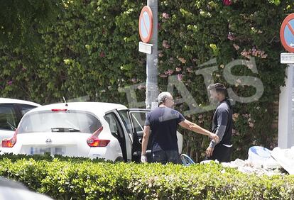 Momento de la detención del ex guardia civil miembro de La Manada, Antonio Manuel Guerrero Escudero, en la calle Amor de Sevilla, el 21 de junio de 2019. El alto tribunal revoca la sentencia de los tribunales navarros que consideraron el ataque a una joven en los sanfermines como un abuso sexual y condena a los cinco autores de la violación a 15 años de cárcel.