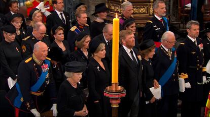 En la segunda fila, de derecha a izquierda, el rey Felipe VI, la reina Letizia, el rey emérito y doña Sofía, en una captura de vídeo del funeral por Isabel II de Inglaterra, el pasado 19 de septiembre en Londres.