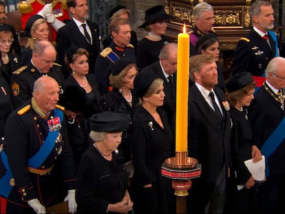 Captura de vídeo de los reyes de España, Felipe VI y Letizia, junto a los eméritos, Juan Carlos y Sofía, y el resto de representantes de las monarquía europeas, en el funeral de Isabel II en la abadía de Westminster.