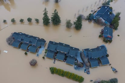 FILE PHOTO: A residential cul-de-sac is covered in floodwaters after heavy rain in Chehalis, Washington, U.S., January 7, 2022. Picture taken with a drone.  REUTERS/Nathan Howard/File Photo