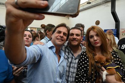 O candidato do Partido Nacional, Luis Lacalle, tira selfies com apoiadores após o fechamento das urnas em Canelones, no dia 24 de novembro.