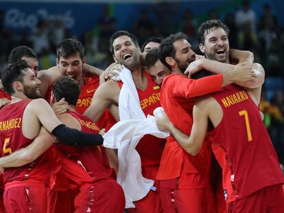 España celebra la victoria sobre Australia.