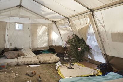 Interior de una tienda de campaña instalada en el patio del hotel Captain Elias para refugiar a los migrantes que han llegado a la isla de Kos. El hotel Captain Elias lleva muchos años abandonado. Ante el incremento reciente de la llegada de inmigrantes en barco desde Turquía, las autoridades les exigen que permanezcan allí a la espera de la autorización policial para salir de la isla. Las condiciones son precarias, y la higiene y la seguridad, deficientes. El personal de MSF trabaja en el interior del edificio con el fin de proporcionar atención médica y psicológica, así como para mejorar las condiciones de agua y saneamiento.