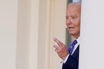 El presidente de EE UU, Joe Biden, cruza los dedos después de anunciar el alto el fuego en Líbano, este martes en Washington.