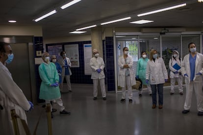 Médicos, enfermeras y personal de atención a domicilio participan en una reunión matinal en un centro de salud en Barcelona