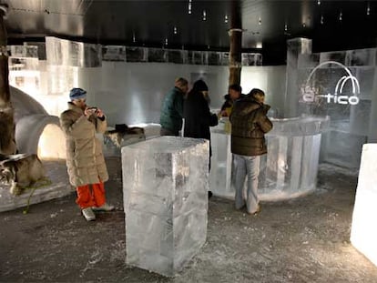 El escultor finlandés Kimmo Frosti ha sido el encargado este año de poner a punto el Artico Ice Bar (abierto desde abril y hasta principios de septiembre).