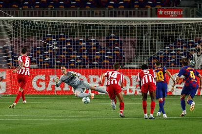 Saúl marca de penalti su primer gol en el partido ante el Barcelona.