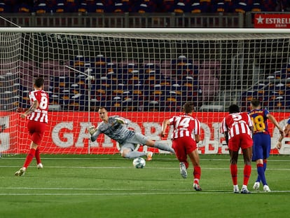 Saúl marca de penalti su primer gol en el partido ante el Barcelona.