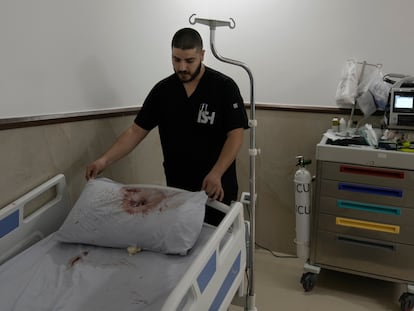 Un empleado del hospital Ibn Sina de Jenín muestra una almohada manchada de sangre tras una mortífera incursión militar israelí, el martes 30 de enero de 2024.