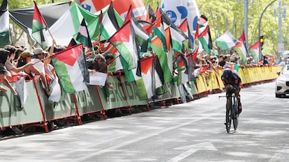 Un ciclista pasa entre los manifestantes durante la 18ª etapa de la Vuelta a España, en Valladolid.