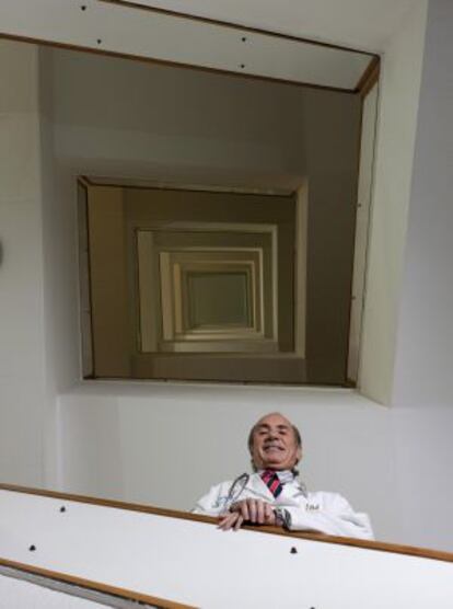 El médico internista, Ovidio Fernández, en la escalera del hospital de Ourense.