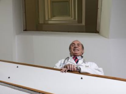 El médico internista, Ovidio Fernández, en la escalera del hospital de Ourense.
