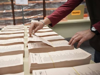 Un votante elige papeleta durante una elecciones.