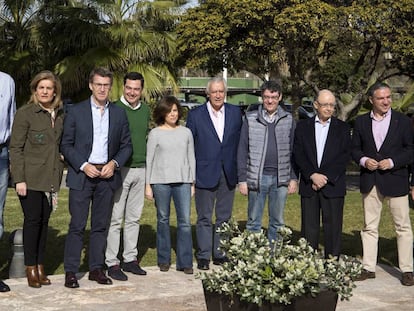 Soraya Sáenz de Santamaría, Xavier Garcia AlbioL, Fátima Báñez, Alberto Núñez Feijóo, Juanma Moreno, Javier Arenas, Álvaro Nadal y Cristóbal Montoro, en la presentación de la ponencia económica del congreso del PP.