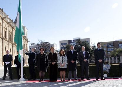 La Mesa del Parlamento de Andaluc&iacute;a, durante la interpretaci&oacute;n del himno y la izada de bandera previa al Pleno Institucional.