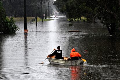 Residentes de un área próxima a Windsor, localidad cercana a Sídney (Australia), se desplazan en canoa este lunes.