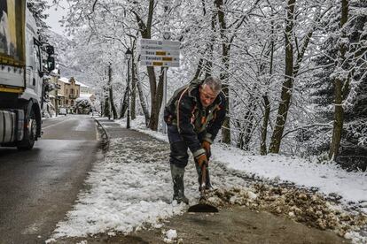 Un veí de Viladrau neteja l'entrada a la seva finca.