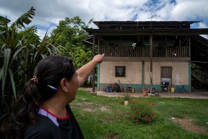 Rosa Iveth muestra el tejado de la casa de su vecina, donde dice que sobrevivieron aislados durante tres días. Era el punto más alto y pudo aguantar el peso de muchos vecinos mientras esperaban a ser desalojados en canoas.