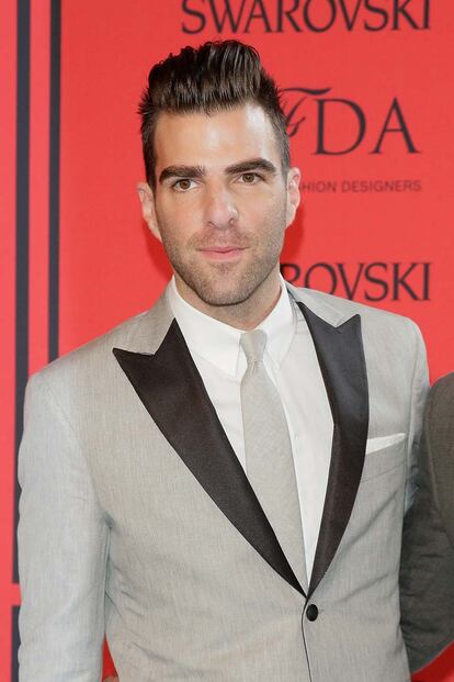 El actor Zachary Quinto, con tupé y traje bicolor.