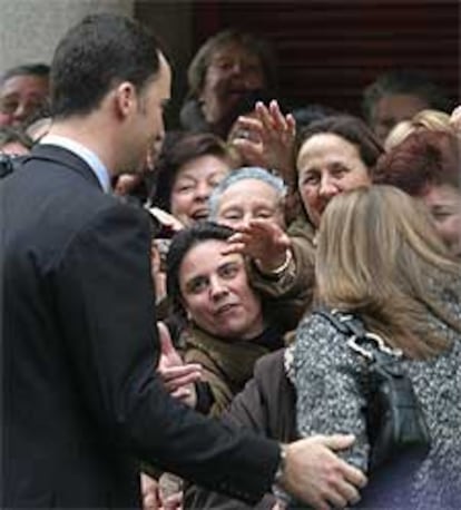 La pareja recibe el saludo de la multitud que hacía cola a la puerta del templo.