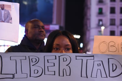 Una ciudadana de Guinea Ecuatorial sostiene una pancarta durante una protesta, en Día Internacional de los Derechos Humanos, el 10 de diciembre de 2019.