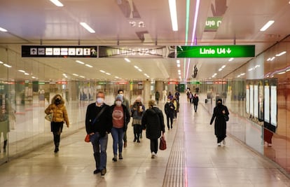 Varias personas caminan por una estación de metro de Viena (Austria). El Gobierno, formado por conservadores y ecologistas, anunció el nuevo confinamiento el pasado viernes tras registrarse varios récords de nuevas infecciones y solo cinco días después de que se impusieran restricciones solo para los no inmunizados.