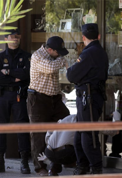 La localidad de Castelldefels, prxima a Barcelona ha sido hoy escenario de un espeluznante triple crimen. Unos atracadores han matado a machetazos a un matrimonio de joyeros y a su hijo cuando se resistieron a un atraco.