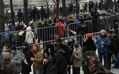Centenares de personas, con velas o ramos de flores en las manos, se reunieron este martes en las inmediaciones del Centro Sájarov de Moscú para rendir tributo a Boris Nemtsov.