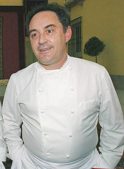 El cocinero Ferrán Adriá, antes de la cena de gala con motivo del enlace matrimonial del Príncipe de Asturias y Doña Letizia, en el Palacio de El Pardo en mayo de 2004.